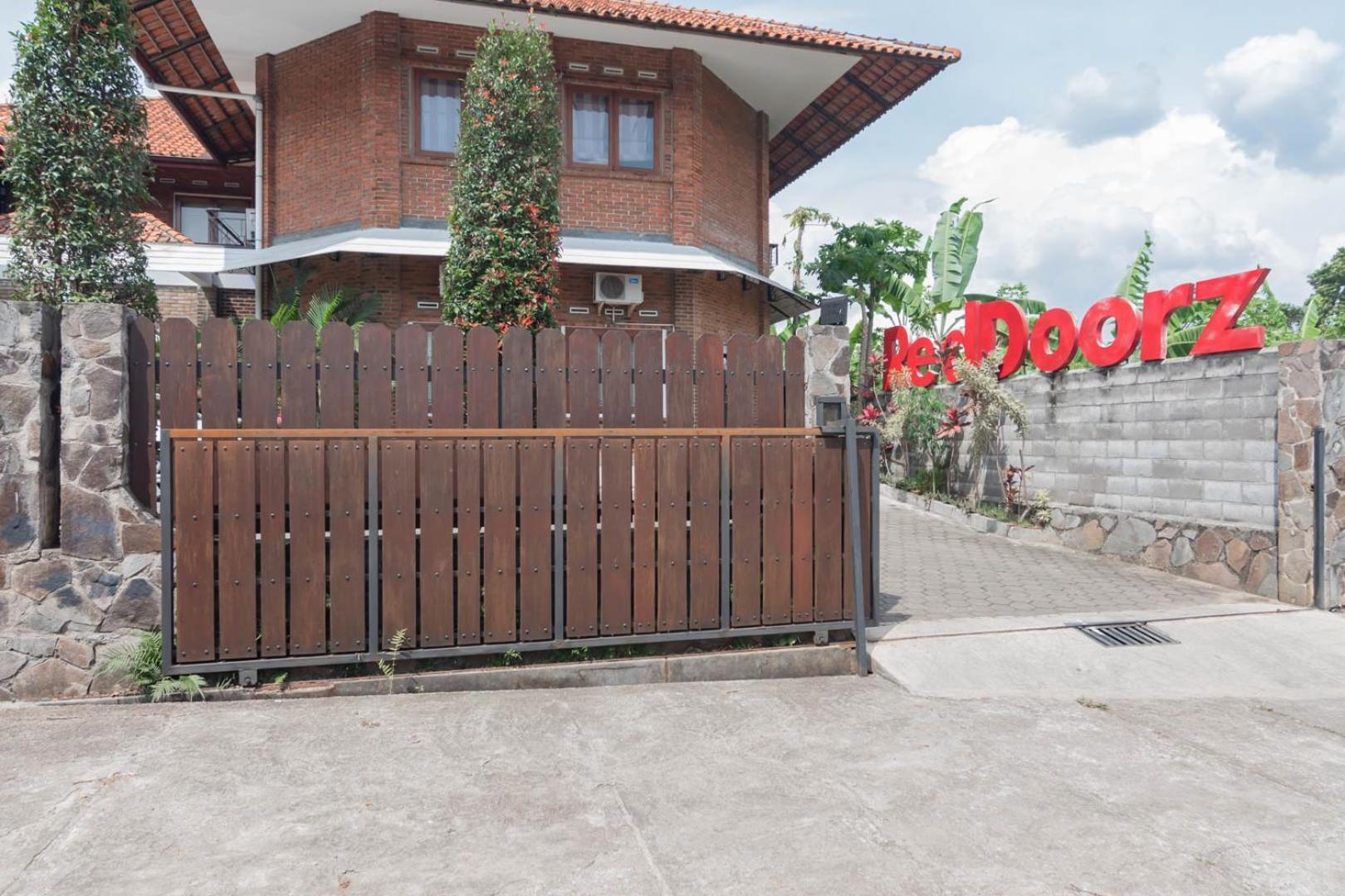 RedDoorz Plus near Dago Pakar Bandung Zewnętrze zdjęcie